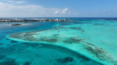 San Andres Providencia 'daki Akvaryum Körfezi Santa Catalina Kolombiya. Büyüleyici Tropikal Sahne Sahnesi Yukarıdan Görünüyor. Shore Sky Clouds Plaj Denizi. Uluslararası Plaj Panoraması.