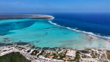Kralendijk Bonaire Hollanda 'daki Sorobon Plajı Antilleri. Büyüleyici Tropikal Sahne Sahnesi Yukarıdan Görünüyor. Shore Sky Clouds Plaj Denizi. Uluslararası Plaj Panoraması. Kralendijk Bonaire.