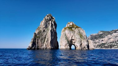 Faraglioni, Capri Napoli İtalya 'sında. Büyüleyici Tropikal Sahne Sahnesi Yukarıdan Görünüyor. Cennet Skyline Idyllic göz kamaştırıcı. Paradise Rıhtım Sahili. Capri Napoli.