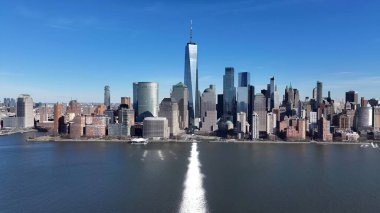 New York Skyline Manhattan 'da New York Birleşik Devletlerinde. Yukarıdan canlı bir şehrin telaş ve koşuşturmasını yakalamak. Şehir Gökyüzü Bulutları Şehir Arkaplanı. Şehir merkezinde Geniş Arkaplan.