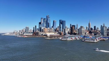 New York 'un merkezinde, Manhattan' da, New York 'ta. Yüksek binaları ve trafiği olan hareketli bir şehrin havadan görünüşü. Şehir Gökyüzü Bulutları Şehir Arkaplanı. Şehir merkezinde Geniş Arkaplan.