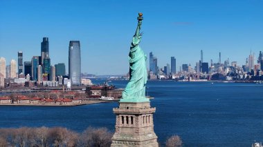 Manhattan 'da Özgürlük Anıtı New York Birleşik Devletleri. Doğal Manzaradaki Ünlü Heykelin Hava Manzarası. Şehir Gökyüzü Bulutları Şehir Arkaplanı. Şehir merkezinde Geniş Arkaplan.