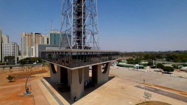 Brezilya 'nın Brasilia Federal Bölgesindeki Televizyon Kulesi. Fütürist Gökdelen şehir merkezinin üzerinde yükseliyor. İş Bulutları Gökyüzü Şehir Merkezi. Özgeçmişleri meşhurdur. Brezilya Federal Bölgesi.
