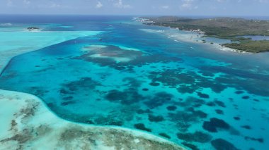 San Andres Karayip Adası Kolombiya 'daki Akvaryum Körfezi. Turistler Karayip Denizi 'nde güneşli bir günün tadını çıkarıyorlar. Horizon Sahili Denizi kıyısında. Deniz kenarı seyahati. San Andres Karayip Adası.
