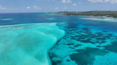 San Andres Providencia 'daki Caribbean Skyline Santa Catalina Kolombiya' da. Büyüleyici Tropikal Sahne Sahnesi Yukarıdan Görünüyor. Kıyı Bulutları Gökyüzü Sahil Denizi. Deniz kenarındaki Panoramik.