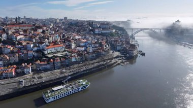 Porto Portekiz 'de Porto Skyline. Bereketli bir tropikal sahil manzarasının nefes kesici görüntüsü. Metropolitan Skyline Binaları Güzel. Bina Mimarlık Şirketi. Porto Portekiz.