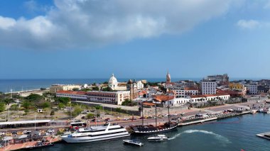 Cartagena Das Indias Bolivar Kolombiya 'daki Ortaçağ Şehri. Yukardan bakıldığında hareketli bir şehirde ortaçağ binası. Şehir Gökyüzü Arkaplanı Kentsel. Açık Arkaplan Panoramik Şehir.