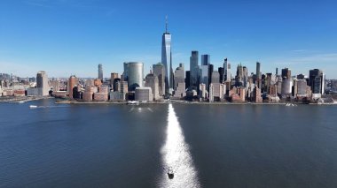 New York 'un merkezinde, Manhattan' da, New York 'ta. Gökdelenleri Şehir Merkezi Şehir Yaşamını Yansıtıyor. Metropolitan Peyzaj Ticari Binası Çarpıcı.