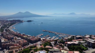 Napoli Körfezi, Napoli Campania İtalya. Kristal berrak sularla sersemletici sahilin havadan görünüşü. İş Bulutları Gökyüzü Şehir Merkezi. İş dünyası geniş çaplı. Napoli Campania.