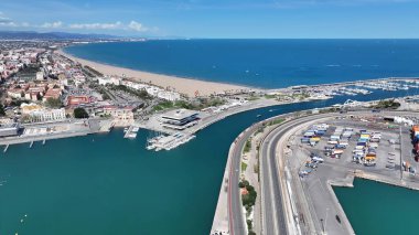 Valencia Valence Community İspanya 'daki Las Arenas Plajı. Yüksek katlı binaların ve şehir yaşamını gösteren trafik gösterilerinin havadan görüntüsü. Cennet Adası Skyline Idyllic Güzeli. Cennet Adası Denizi.