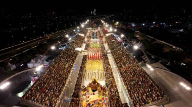 Sao Paulo Brezilya 'da Gece Samba Turu. Sambadrome 'un ünlü karnaval manzarası yukarıdan görünüyor. Şehir Bulutları Yapısı Gökyüzü Aydınlanmış Şehir. Kasaba Aydınlandı. Sao Paulo Brezilya.