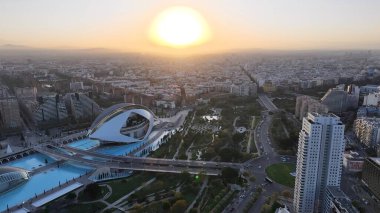 Valencia İspanya 'daki Bilim Müzesi. Kuşlar, sokaklar ve binalarla çarpıcı şehir manzarasına bakıyor. Günbatımı Bulutları Şehir Merkezi Şehir Merkezi. Şehir merkezinde Sunset Exterior. Valencia İspanya.