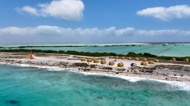 Kraliyetteki Kızıl Köle Kulübeleri Bonaire Hollanda Antilleri. Birds 'ün Karayip Sahili Manzarası. Sahil Bulutları Yaz mevsimi. Sahil Panorama. Kralendijk Bonaire.