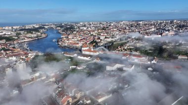 Porto Portekiz 'de Porto Skyline. Yaz tatilinde harika bir sahil manzarası olan kuş bakışı. Şehir Gökyüzü Arkaplanı Kentsel. Şehir merkezinin yukarısında. Porto Portekiz.