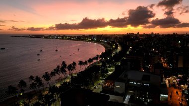Maceio Alagoas Brezilya 'da Sunset Plajı. Bereketli bir tropikal sahil manzarasının nefes kesici görüntüsü. Sunset City Sahili. Coast Outdoor Panning Wide 'da. Maceio Alagoas.