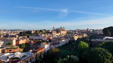 Roma 'da gökyüzü Lazio İtalya' da. Yukardan bakıldığında hareketli bir şehirde ortaçağ binası. İş Bulutları Gökyüzü Şehir Merkezi. İş dünyası geniş çaplı. Roma Lazio.