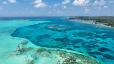 San Andres Providencia 'daki Caribbean Skyline Santa Catalina Kolombiya' da. Büyüleyici Tropikal Sahne Sahnesi Yukarıdan Görünüyor. Ada Hayatı Manzarası Huzurlu Güzel.