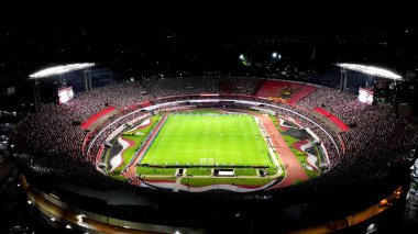 Sao Paulo Brezilya 'daki Morumbi Stadyumu. Şehir merkezindeki inanılmaz spor arenası manzarası. Şehir merkezindeki Gece Otobanı Yolu. Şehir merkezinde bir gece. Sao Paulo Brezilya.