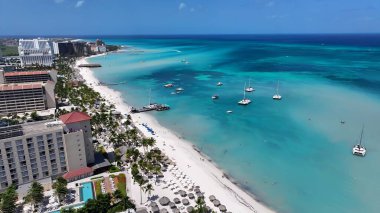 Oranjestad 'daki Palm Beach Karayip Hollanda Aruba' sı. Geniş Şehir Yayılmasına Bakan Tarihi Gökdelen. Horizon Sahili Denizi kıyısında. Açık Sahil Panoramik. Oranjestad Karayip Hollanda.