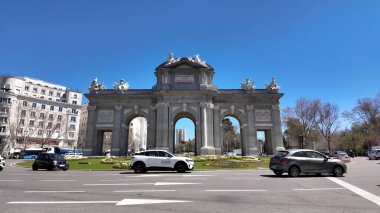 Madrid 'deki Puerta de Alcala' da. Trafik sıkışıklığı olan otoyol kavşağı. Endüstriyel Peyzaj Ticari Binası Güzel. Endüstriyel kasaba. Madrid İspanya.