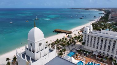 Aruba Skyline Palm Beach Karayipleri Hollanda Aruba 'da. Tropik bir plajın güzelliğini yukarıdan yakalamak. Cennet Adası Manzarası Minnettar Güzel. Yaz Zamanı Minnettar Kıyı.