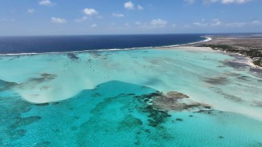 Kralendijk Bonaire Hollanda 'daki Sorobon Plajı Antilleri. Büyüleyici Tropikal Sahne Sahnesi Yukarıdan Görünüyor. Cennet Adası Manzarası Minnettar Güzel. Yaz Zamanı Minnettar Kıyı.