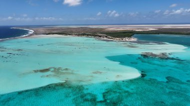 Kralendijk Bonaire Hollanda 'daki Sorobon Plajı Antilleri. Karayipler 'in nefes kesici manzarası. Shore Sky Clouds Plaj Denizi. Uluslararası Plaj Panoraması. Kralendijk Bonaire.