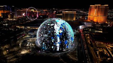 Las Vegas Küresi Las Vegas Nevada Birleşik Devletleri. Las Vegas Skyline Modern Mimari ve Festivalsel Sahne Gösteriyor. Şehir merkezindeki Gece Yükseltilmiş Yol. Şehrin yukarısında bir gece. Las Vegas Nevada.