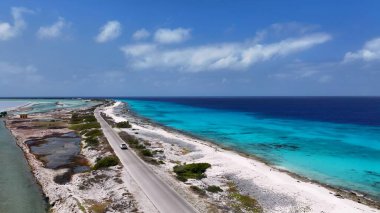 Bonaire Skyline Kralendijk Bonaire Hollanda Antilleri 'nde. Kristal berrak sularla sersemletici sahilin havadan görünüşü. Terk edilmiş Skyline Sezon Arzusu. Liman Kıyısı Mevsimi. Kralendijk Bonaire.