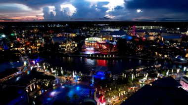 Orlando Florida 'da Sunset Skyline. Çeşitli çekicilikleri olan lunapark ve ziyaretçiler eğleniyor. İnşaat endüstrisi Skyline High Rise Building Awesome. Gün batımı. Orlando Florida.