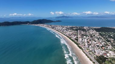 Bombinhas Santa Catarina Brezilya 'daki Bombinhas Skyline' da. Kristal berrak sularla sersemletici sahilin havadan görünüşü. Sahil Gökyüzü Sahil Kıyısı Yaz Zamanı. Sahil Sahil Sahili Panoramik. Bombinhas Santa Catarina.
