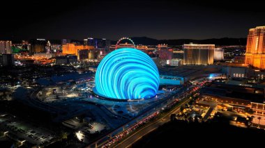 Las Vegas Nevada 'da Gece Yüksek Kumarbazı. Las Vegas 'taki yüksek binaların ve trafiğin havadan görünüşü. Şehir Bulutları Yapısı Gökyüzü Aydınlanmış Şehir. Kasaba Açık Hava Aydınlandı .