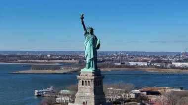 Manhattan 'da Özgürlük Anıtı New York Birleşik Devletleri. Doğal Manzaradaki Ünlü Heykelin Hava Manzarası. Şehir merkezindeki iş dünyası. İş geçmişleri ünlüdür. Manhattan New York.