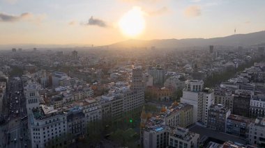 Barselona İspanya 'da günbatımı manzarası. Şehir merkezinin modern binalarla dolup taşması. Günbatımı Bulutları Şehir Merkezi Şehir Merkezi. Şehir merkezinde Sunset Exterior. Barselona İspanya.