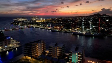 Günbatımı Curacao Skyline in Punda Willemstad Curacao. Yüksek katlı binaların ve şehir yaşamını gösteren trafik gösterilerinin havadan görüntüsü. İnşaat endüstrisi Skyline binaları meşgul. Endüstriyel Şehir Binaları.