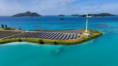 Victoria Mahe Adası Seyşeller 'deki Rüzgar Çiftliği. Güneşli bir günde temiz enerji üreten rüzgar türbini. Sahil Gökyüzü Sahil Kıyısı Yaz Zamanı. Sahil Sahil Sahili Panoramik. Victoria Mahe Adası.