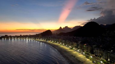 Rio de Janeiro 'nun günbatımı. Copacabana Sahili Rio De Janeiro Brezilya. Bereketli bir tropikal sahil manzarasının nefes kesici görüntüsü. Şehir Gökyüzü Arkaplan Aydınlatma Şehir.