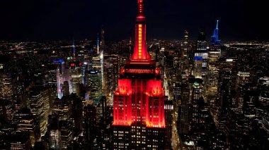 Manhattan 'daki Gece İmparatorluğu Eyaleti New York Birleşik Devletleri. Highrise Binası şehir merkezinin siluetine hükmediyor. Aydınlanmış Şehir Binası. Kasaba genelinde. Şehir simgesi. Manhattan New York.