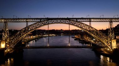 Porto Portekiz 'de Sunset Dom Luis Köprüsü. Şehir merkezindeki çarpıcı tren istasyonu. Şehir merkezi manzarası. Şehir Gökyüzü Bulutları Aydınlatma Şehri. Kasaba Aydınlanması. Porto Portekiz.