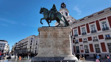 İspanya 'da Puerta Del Sol Meydanı. Drone şehrin merkezindeki güzellik merkezini ele geçiriyor. Metropolitan Peyzaj Ticari Binası Çarpıcı. Metropolitan Atılgan Kasabası. Madrid İspanya.