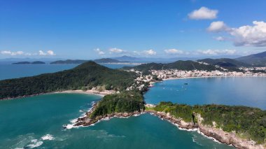 Bombinhas Santa Catarina Brezilya 'daki Bombinhas Skyline' da. Bereketli bir tropikal sahil manzarasının nefes kesici görüntüsü. Cennet Adası Manzarası Minnettar Güzel. Yaz Zamanı Minnettar Kıyı.