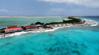 Krallıktaki Eski Köle Kulübeleri Bonaire Hollanda Antilleri. Turkuaz Okyanus Dalgaları Tropik Sahile Yavaşça Çarpıyor. Cennet Adası Skyline Idyllic Güzeli. Cennet Adası Denizi. Kralendijk Bonaire.
