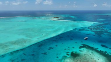 San Andres Providencia 'da Blue Bay Water Santa Catalina Kolombiya' da. Turkuaz Okyanus Dalgaları Tropik Sahile Yavaşça Çarpıyor. Cennet Peyzajı Gezgin Şehveti. Cennet Sahili.