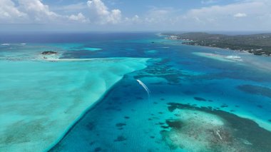 San Andres Providencia 'daki Sualtı Kumulu Santa Catalina Kolombiya. Büyüleyici Tropikal Sahne Sahnesi Yukarıdan Görünüyor. Kıyı Bulutları Gökyüzü Sahil Denizi. Deniz kenarındaki Panoramik.