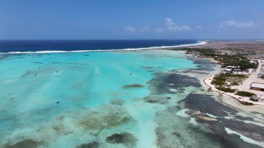 Kralendijk Bonaire Hollanda 'daki Sorobon Plajı Antilleri. Büyüleyici Tropikal Sahne Sahnesi Yukarıdan Görünüyor. Horizon Sahili Denizi kıyısında. Shore Seaside Panning Wide 'da. Kralendijk Bonaire.