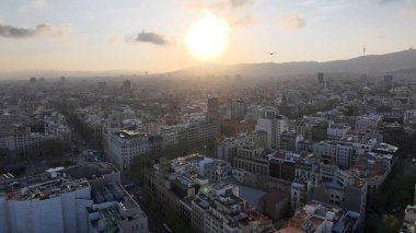 Barselona Katalonya Topluluğu 'nda Sunset Barcelona Skyline. Şehir Skyline Modern ve Geleneksel Mimariyi Gösteriyor. Şehir Bulutları Gökyüzü Aydınlatma Şehir.
