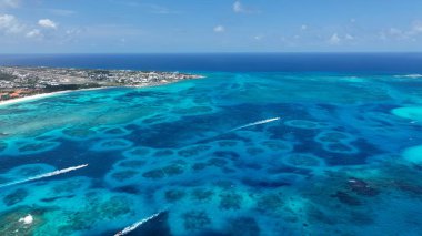 San Andres Körfezi, Karayip Adası Kolombiya. Yaz tatilinde harika bir sahil manzarası olan kuş bakışı. Endüstriyel Peyzaj Ticari Binası Güzel.