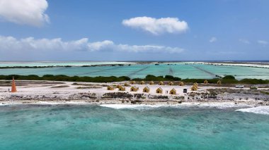 Kraliyetteki Kızıl Köle Kulübeleri Bonaire Hollanda Antilleri. Yaz tatilinde harika bir sahil manzarası olan kuş bakışı. Shore Sky Clouds Plaj Denizi. Uluslararası Plaj Panoraması.