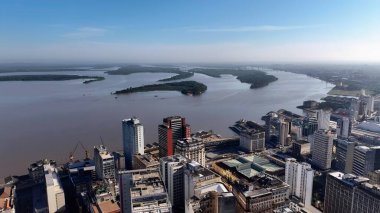 Porto Alegre Skyline In Porto Alegre Rio Grande Do Sul Brazil. Yukarıdan manzaralı tropikal bir nehir manzarası olan ağaçlar. Metropolitan Skyline Binaları Güzel. Bina Mimarlığı Şirketi.
