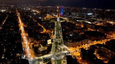 Barselona Skyline Katalonya İspanya Topluluğu 'nda. İnanılmaz Skysraper 'lar ve caddedeki trafik yukarıdan izleniyor. Şehir merkezindeki Gece Yolu. Gece Panoraması. Dünyanın Şehirleri.